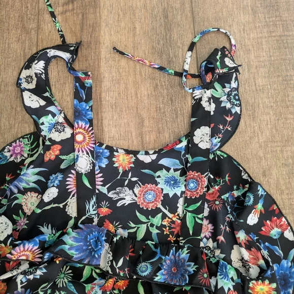 Bundle Of Candie's Set Of 3 Tank Tops Like New - Picture 11 of 11